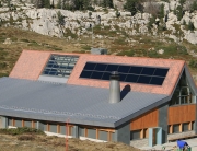 Instalación de paneles solares para sistema de calefacción y ACS en edificio El Ferial (Centro de Montaña Valle del Roncal)