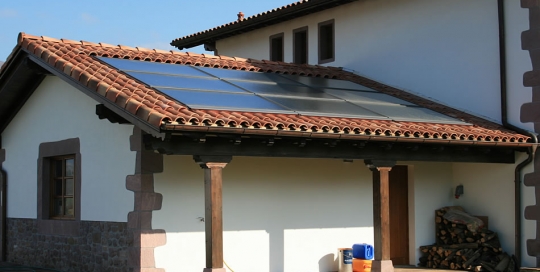 Instalación de calefacción y ACS con paneles solares térmicos y fogón con paila
